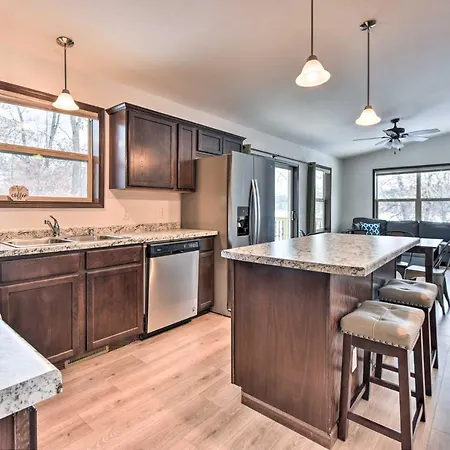 Family-Friendly Lakefront Home With Deck!